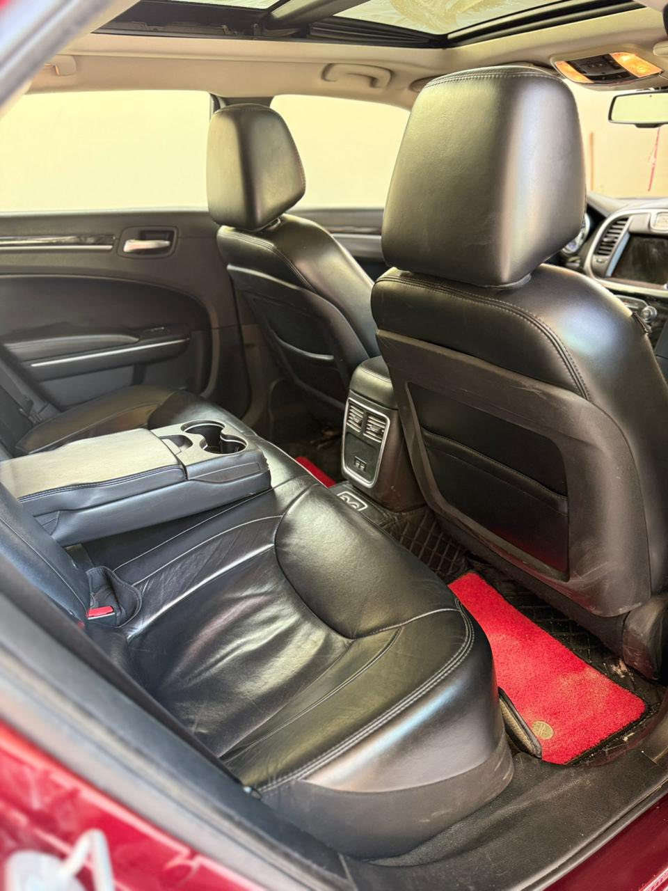 ‏السلام عليكم
‏
‏كرايسلر اوباما كنديه 300 
‏
‏الموديل : 2016
‏العداد :  . ماشيه 110
‏المحرك : V6  3.6L
‏ 
‏المواصفات :
٠ بانوراما 
‏* مصابيح امامية زنون مع LED . 
‏* ويل قياس 18 أنج . 
‏ .  
‏* شاشه كبيرة مع  GPS .
‏* كشنات جلد 
‏* مقاعد أمامية كهربائية 
‏* تشغيل عن بعد .  
‏* تدفئة ستيرن . 
*تدفئة كشنات 
‏* محدد سرعة . 
‏* تلفون بلوتوث . 
‏* كاميرا خلفية .
‏* مرايا متحسسة للاضاءة العالية .. 
‏* دخول ذكي (بصمة) .
‏
‏السياره كلين بدون حادث 
‏رقم اربيل الجديد تخم تايرات جديد السياره احلا من الصور 
‏
‏مكانها كربلاء 
***********
