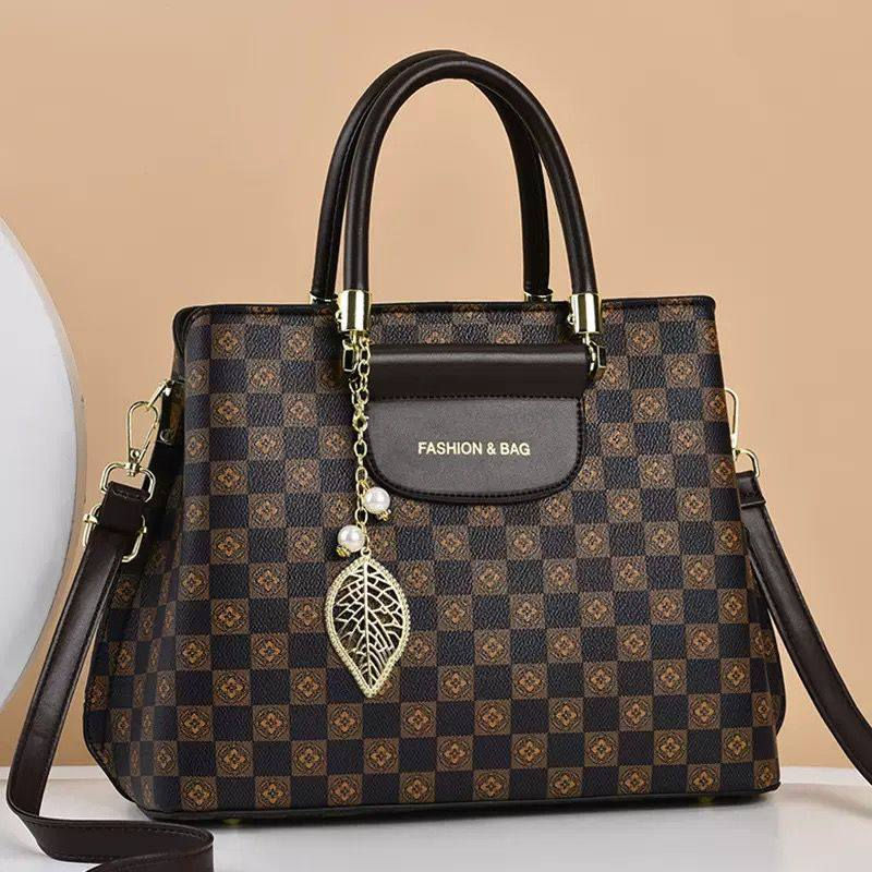 حقيبة جلد سوبر كواليتي عالي ✨️
 (حجم كبير) بنقشة مميزة وتفاصيل ذهبية راقية
​الملحقات: حزام كتف طويل 
​للطلب والاستفسار: مراسلتنا عبر الخاص 📥
أو واتساب: [ ***********] 📞
​توجد خدمة توصيل لجميع المحافظات 🚚
العنوان // كربلاء شارع النهر قريبا 
#viralvideo #لايكات #محمود_الجبلي #كربلاء #كربلاء_مدينة_العشق_والعاشقين
