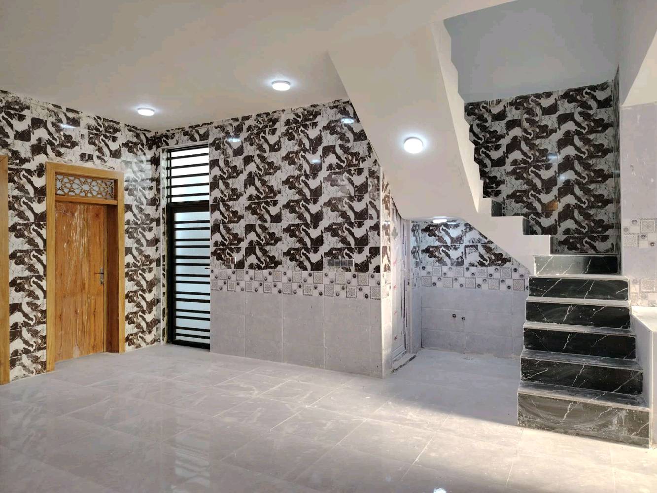 دار للبيع السعر 60وقابل التفاوض 
المساحه 150متر غرفتين صاله مطبخ ستقبال 
حمامات بناء درجه والى العنوان النجف مقابل قريه الغدير طابو زراعي سند 25