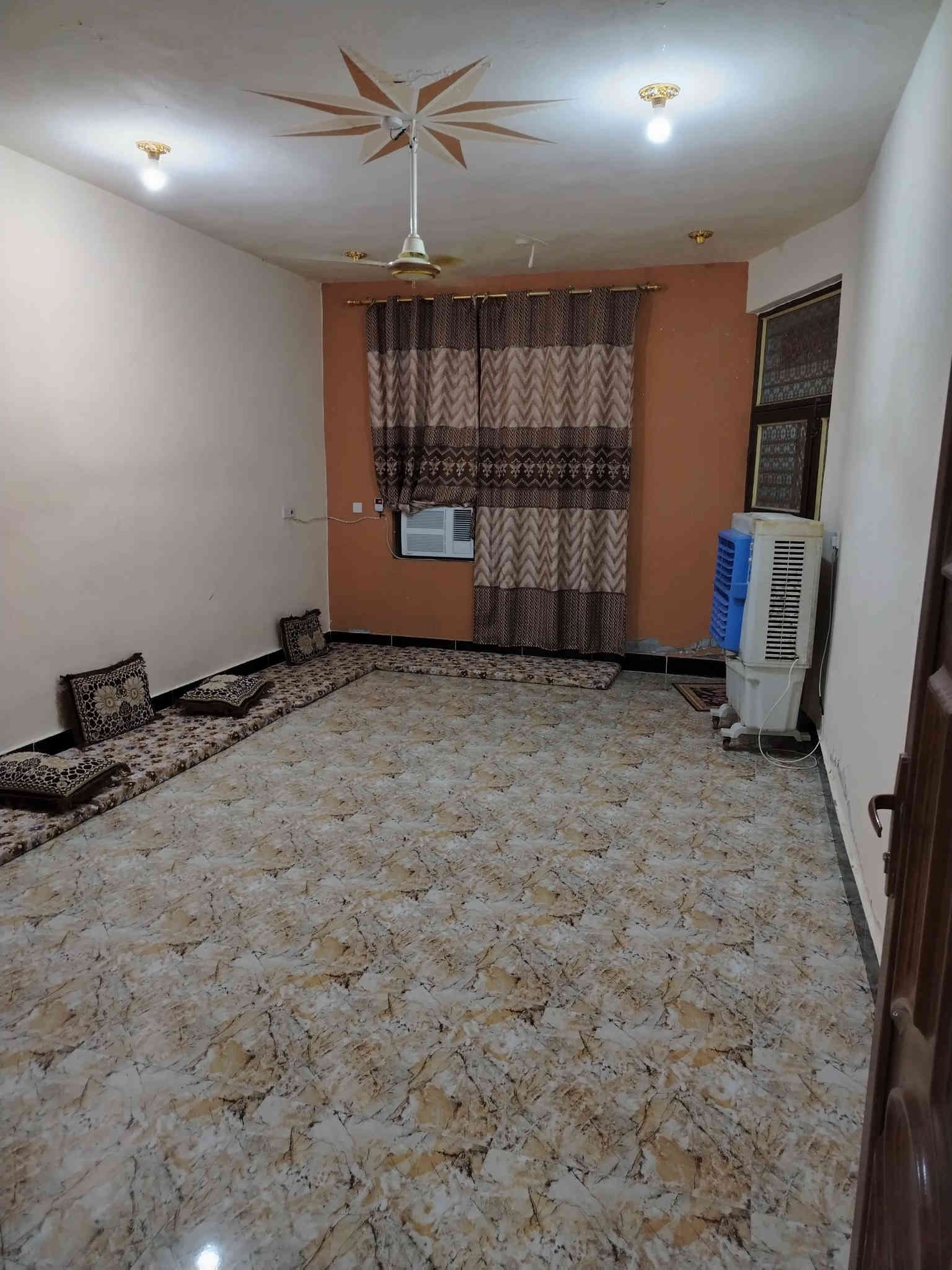 دار للبيع مساحة 150 متر زراعي قرار 25 خدمات كاملة تبليط مجاري كهرباء وماء موقع بهرز منطقة جرف الملح قرب مدرسة النورق طابق واحد يتكون من غرفتين وصالة وستقبال ومطبخ وصحيات وكراج وحديقة سعر 88 بي مجال استفسار ***********
