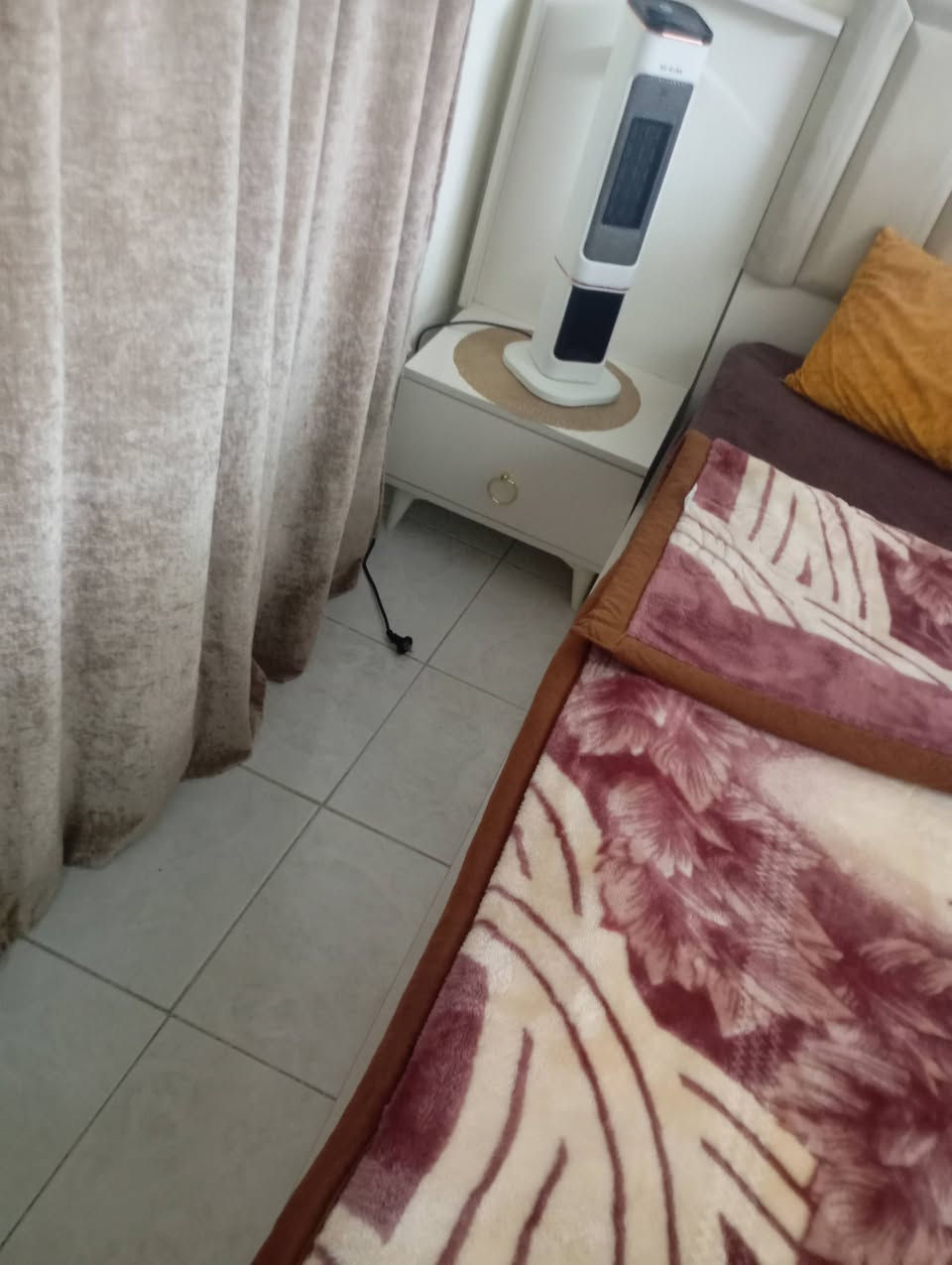 سلام عليكم غرفه نوم للبيع ٥قطع نضيفه سعر ٣٠٠وبيها مجال للت***********واتساب
