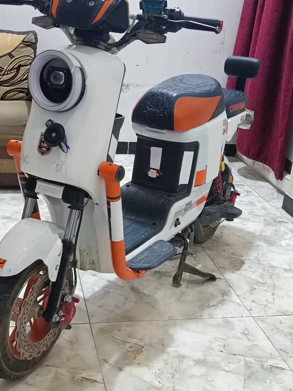 السلام عليكم دراجه شحن اكس 900 اشتريتها ب شهر 11  الدراجه موديل 25 بيها ضربات خفيفا بل جلملغ لمامي ول غلاف المامي جوه لهورن مضروبه حادث الله يكفيكم الشر وبيها الشاشاه القاعده مالاتها طكت ول دواسات الخلفيه وحده طكت من الحادث دراجه جديده اذا عندك مراوس او بيع بيك خير وتدلل وبطارياتها خير من الله هاذا رقمي ***********بي وتساب سعر الدراجه خاص
