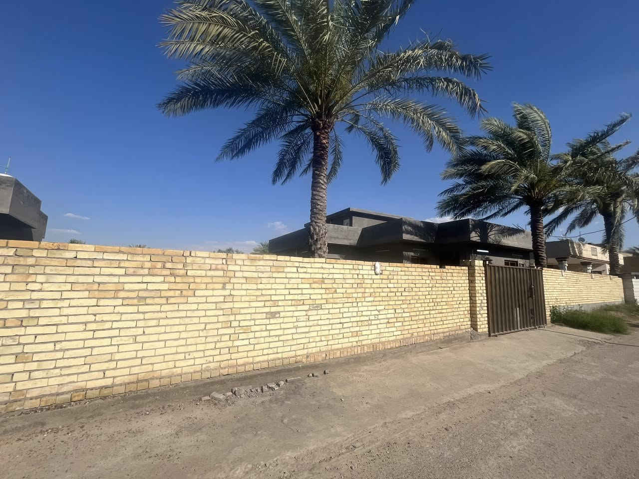 بيت للبيع بيت كلش مرتب
مساحته ٦٠٠ متر 📌
مساحه البيت ٣٠٠ بناء طابوك 📌
مساحه الحديقه ٣٠٠ صالحه للبناء"
بناء حديث واجه ٣٠ متر  

موقعهً عله شارع ابن سينا قرب جامع (الصادق الامين)

 للاستفسار ***********  موجودً واتساب "
@إشارة
