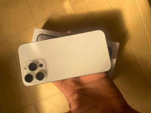 اسلام عليكم ايفون 15برو ماكس لون ابيض مميز ضمان ماستر كامل ملحقات نضافه 100/100 بطاريه 98 السعر 1125وبيه مجال شي بسيط مكاني بغداد يم سيطره الشعب ***********
