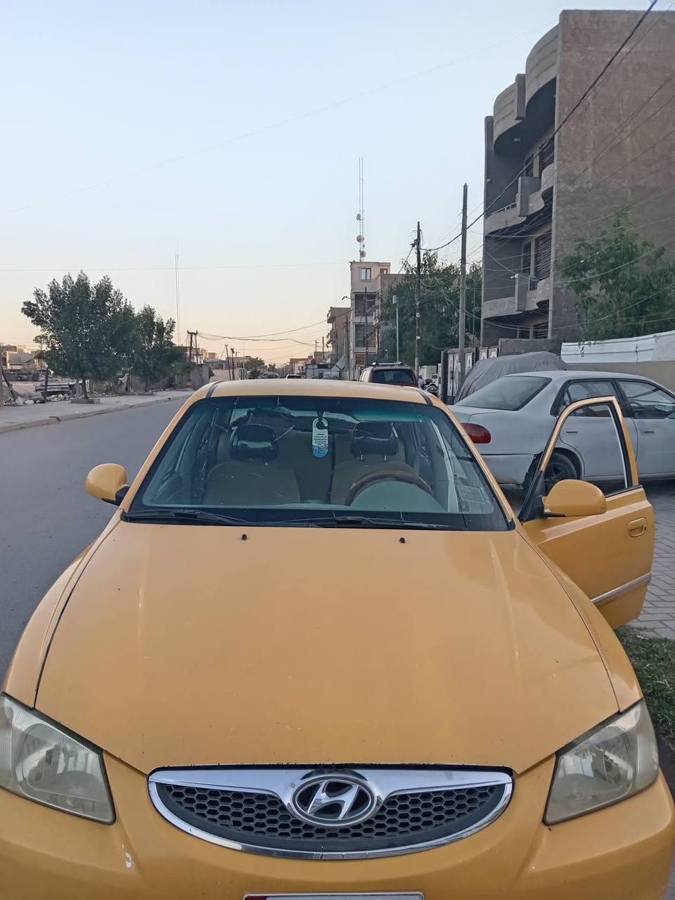 السلام عليكم اخوان هونداي فيرنا موديل ١٤ للبيع السعر ٨٠ وبيه مجال  هاتف ***********
