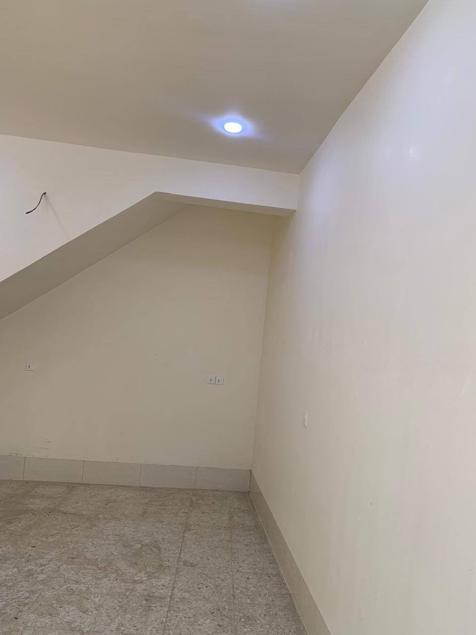 السلام عليكم .. منزل طابق ارضي للايجار في الدورة حي دجلة شارع النسيم قرب مطعم الساعة
يحتوي على صالة كبيرة و غرفتين نوم و مطبخ و حمام 

بناء حديث 
مبلغ الاجار 400 الف 
للاتصال ***********
