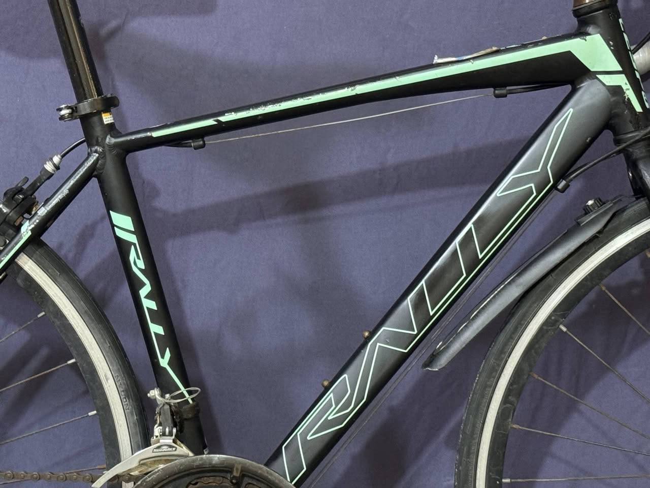 ━━━━━━━━━━━✦✧✦━━━━━━━━━━━
🚴‍♂️ بايسكل رود سباق 🚴‍♂️
⚡️ الموديل :c700 الرياضي
⚡ حجم : 28 
⚡️ المعدن : المنيوم 
⚡ باله أصلي كسر حاوية
⚡كيوره (7x2) نمره شيمانو اصلي 
⚡️الحالة : جاهز بدون نقص ونضيف جداً
💰 السعر : 160  
🚚 ويوجد توصيل

📞 للاستفسار : *********** واتساب 
+مازنجر 
━━━━━━━━━━━✦✧✦━━━━━━━━━━━
