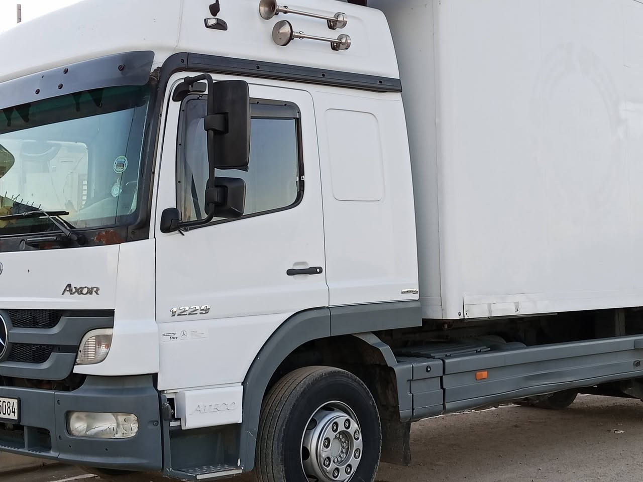 سلام عليكم اتيكو البيع حاوي حجم 1229موديل 2010السياره محرك بي تنقيص صقف عالي كير 4×4السياره   جديد الرقم ***********
