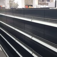 للبيع رفوف تركية وسطية و حائط مع ميز كاشير و اجهزة كاشير و عربات تسوق ...