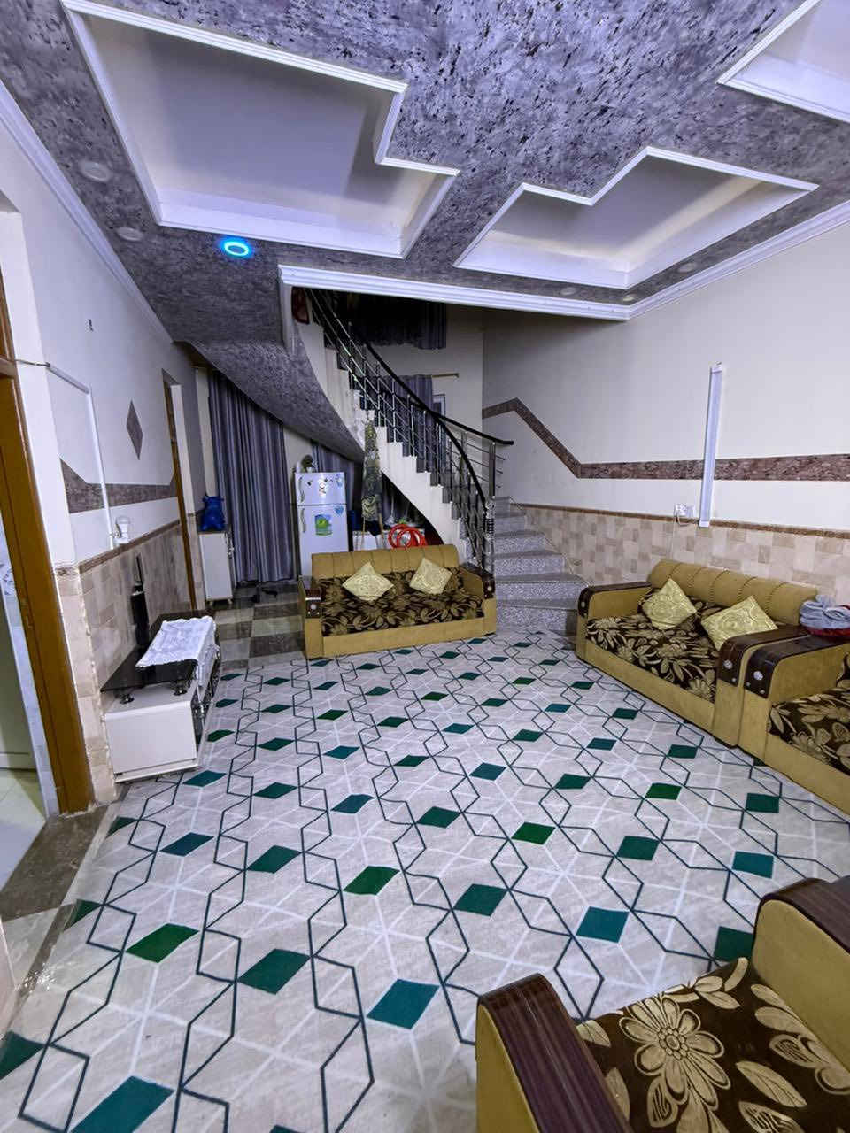 بيت للبيع ب زوير الغربي مساحة 200م الحي فيه جميع الخدمات والجميع اساتذه جامعة في المنطقة 
تفاصيل البيت 
طابو زراعي سند 25
الطابق الاول 
صالة 9*5  سقوف مغربي
مطبخ حار بارد 
كليدور 
غرفة نوم كبيرة 
مجمع صحيات 
بناء حديث
الطابق الثاني غرف عدد 2كبيرة 
كليدور 
مجمع صحيات 
يوجد سطحين  ومخرن
يبعد عن شارع التبليط 10م
ويبعد عن الشط تقريبا 200م
للاستفسار 
***********
