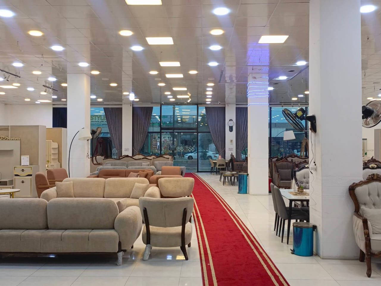 عمارة للايجار على شارع 40 تجاري 
استفسار على الرقم *********** 
يمكنك زيارة المكتب الرمادي شارع 40 قرب جامع الواثق
