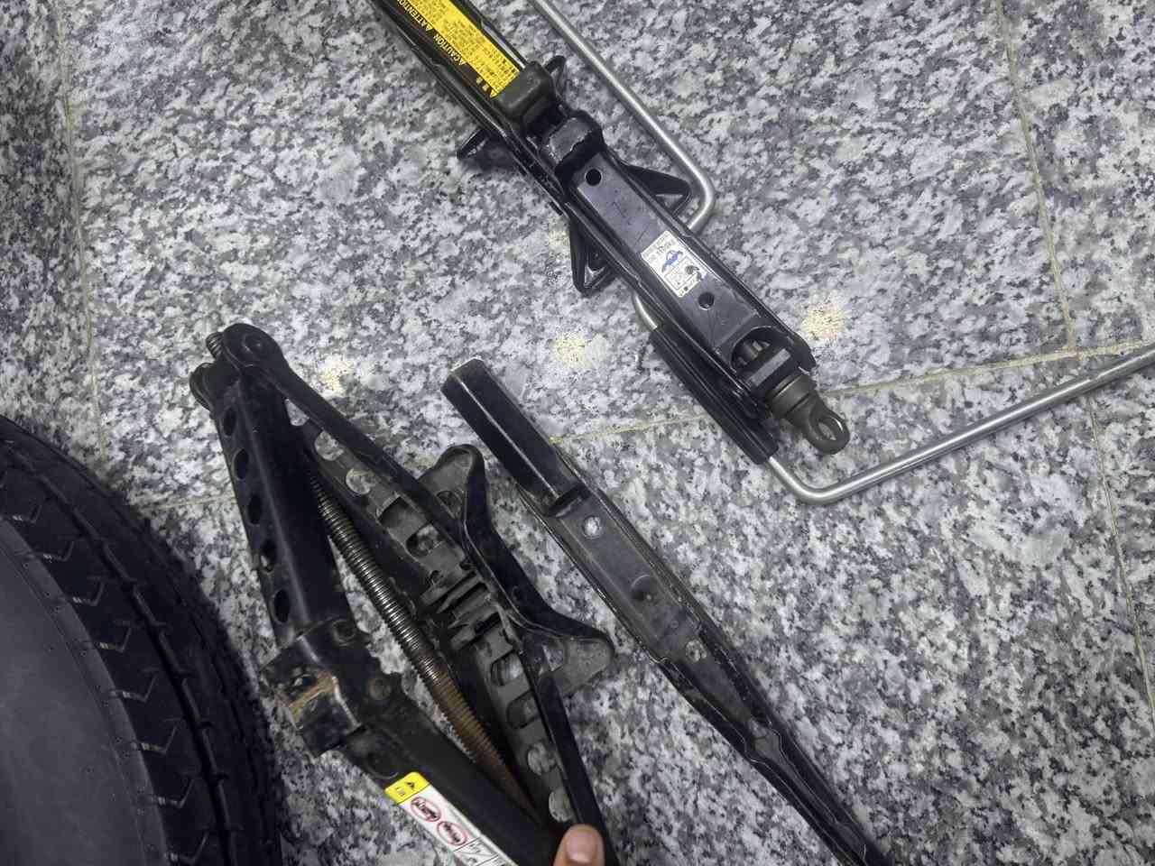 تايرات مستخدمات للبيع سبير اوباما عدد 2مع جكات سبير سوناتا اوبتيما مع فلينه زوج لايتات سوناتا  جكات للبيع عقل سياره *********** مكاني بصره تنومه
