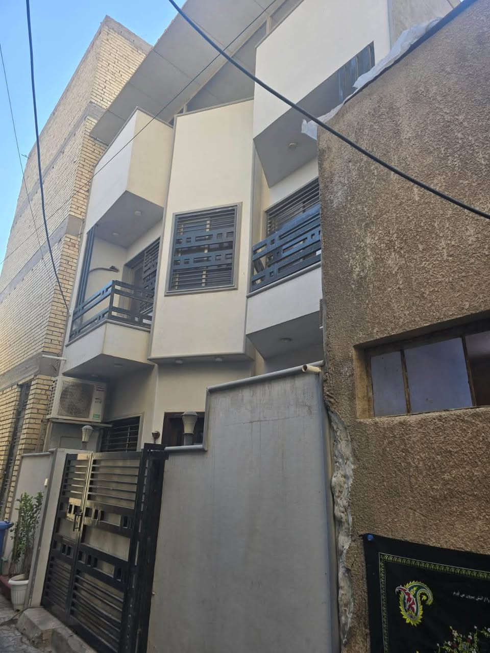 بيت  للبيع او مراوس بقطعة ارض بالغزاليه حصرآ  بناء حديث مساحة ١١٦ متر قطعه مربعه سند مستقل 
متكون من ٥ غرف نوم ٤ مجموعات صحيات صاله ضيوف مع هول داخلي وملحقات 
عنوان البيت الشالچيه حي الفجر 
تفاصيل البيت مذكوره بالفديو
السعر ٣٧٠ قابل للتفاوض للاستفسار 
*********** واتساب

