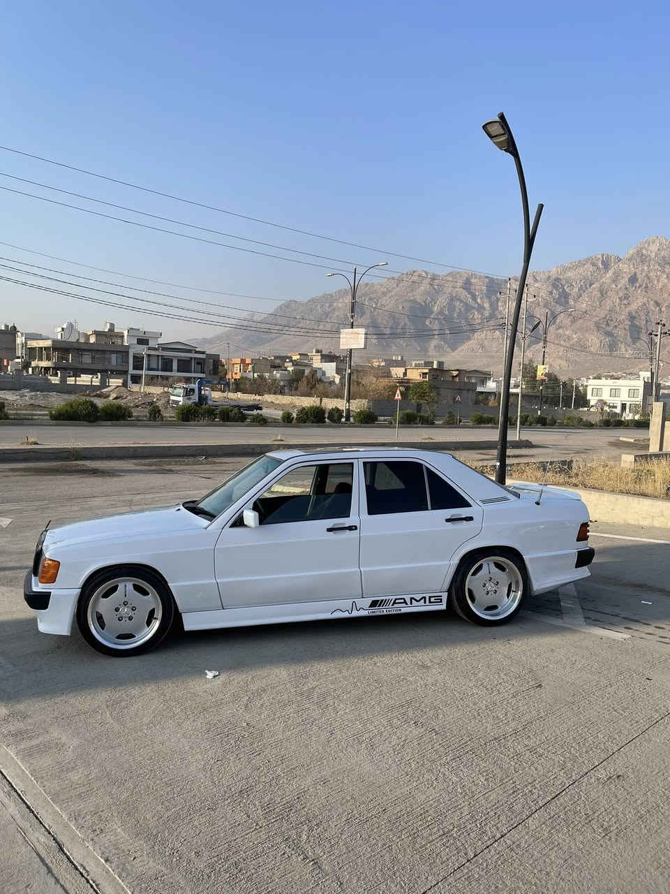 مارسیدس ١٩٠
مەکینە ٣٢٠
مۆدێل ١٩٩٢ 
سڵایت
شاشە ئایپاد 
گێر عاسی
چوار تایەوویلی نوێ
حیزام بۆیاخ بەس بۆ جوانی 
بەشەرتی فیتەر گێر و مەکینە و ئەکسل و تەقەوڕەقە
سەنەوی و ڕەقەم تا ٢٠٣٠ بە ناوی خۆمەوەیە
نرخ : 80 وەرەقە و مەجال
***********
