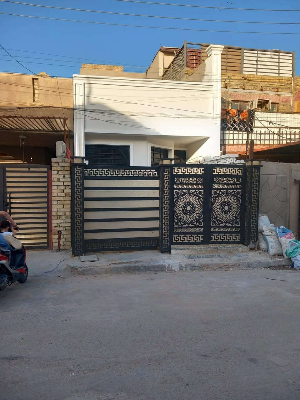 اعلان بيع منزل مميز في ابو دشير     (طابو صرف ملك )
تفاصيل العقار
 المساحة 70 متر مربع
 حالة المنزل واقع حال أكثر وبناء جديد بالكامل تسليم مفتاح جاهز للسكن
 التصميم الداخلي غرف نوم صالة استقبال ديكورات حديثة مميزة لكل الغرف
 الملحقات حديقة خارجية وكراج
 الخدمات منزل نظيف جدا وجاهز مع توفر كافة الخدمات الأساسية
الموقع والمميزات
 الموقع استراتيجي ومميز جدا
 القرب مقابل السوك مباشرة وقريب جدا من مدرسة النهرين
السعر ومعلومات الاتصال
 السعر الكلي 93 مليون دينار عراقي وبي مجال للشراي
 للاستفسار خاص


**إذا كنت صاحب هذا الإعلان وتريد حذفه لأي سبب، رجاءا أرسل رسالة إلى الدعم الفني**