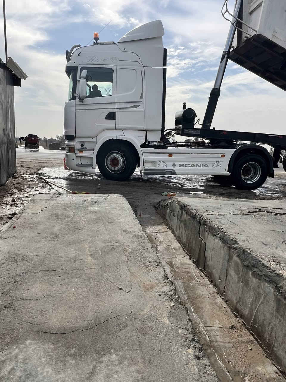 ‏سلام عليكم سكاني 2012 للبيع تخم تاير الراس عربانة السيارة باسمي سنوية جديدة ***********
