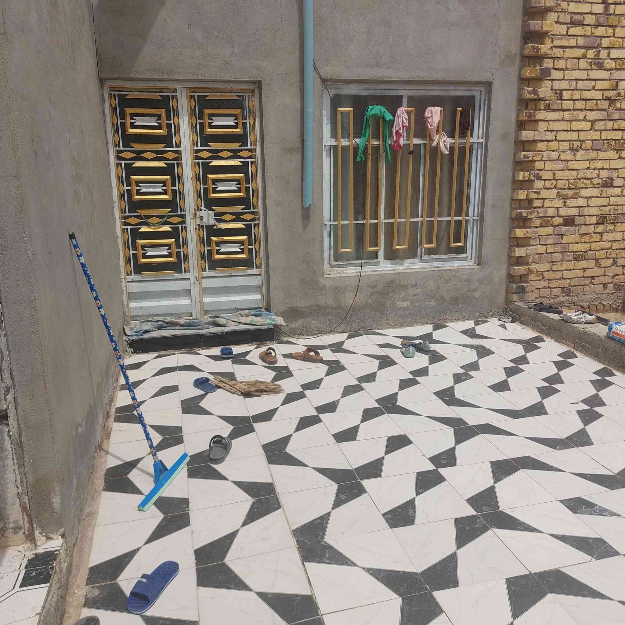 للبيع بيت زراعي سند 25 مسجل بالبلدية معاملته كامله حي الحسين قرب مدرسة أعراف مساحه البيت 🏠 300م يحتوي ع غرفتين وصحيات داخليه وخارجيه صالة 12م وحديقه جاهزه مجهزه وبراني عايزه ظلع واحد فقط سعر 49

رقم هاتف ***********
