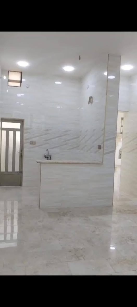 تسلسل: 1231

دار للبيع طابو صرف سند باسم شخص واحد تحويل مباشر
العنوان: الفلوجة حي الجولان المنطقة المقابلة لاعدادية الشهيد علاء الدين 

شارع ١٥ م
المساحة بالسند:١٩٧ م٢
المساحة الواقع الحال تقريبا: ٢١٨ م٢
الابعاد: ٨،٢٥م❌٢٦م 
🟢 بناء ٢٠٢٤ طابوق ارضية الدار مرمر طبيعي

🟢مشيدات الطابق الاول
غرفتين نوم وصالة واستقبال ومطبخ حار+بارد وحمام  وصحيات ومناور عدد/٣
⚪️مشيدات الطابق الثاني
صالة كبيرة

🟢السعر : ٢٣٠ مليون دينار مع المجال

🟢مكتب دار السلطان للعقار
العنوان فلوجة الجغيفي الثانية بداية شارع جامع فاطمة
للاستفسار الاتصال على الأرقام التاليه
***********
***********
***********
