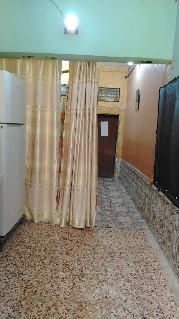 السلام عليكم نص بيت بالحيانيه قرب سوق القسم نضيف بناء موقديم طابقين طابو ٣غرف بي وموزع وهولين كبار مطبخ وصحيات سعر البيت ٦٩وبي مجال اتصل بالرقم بي واتساب ***********
