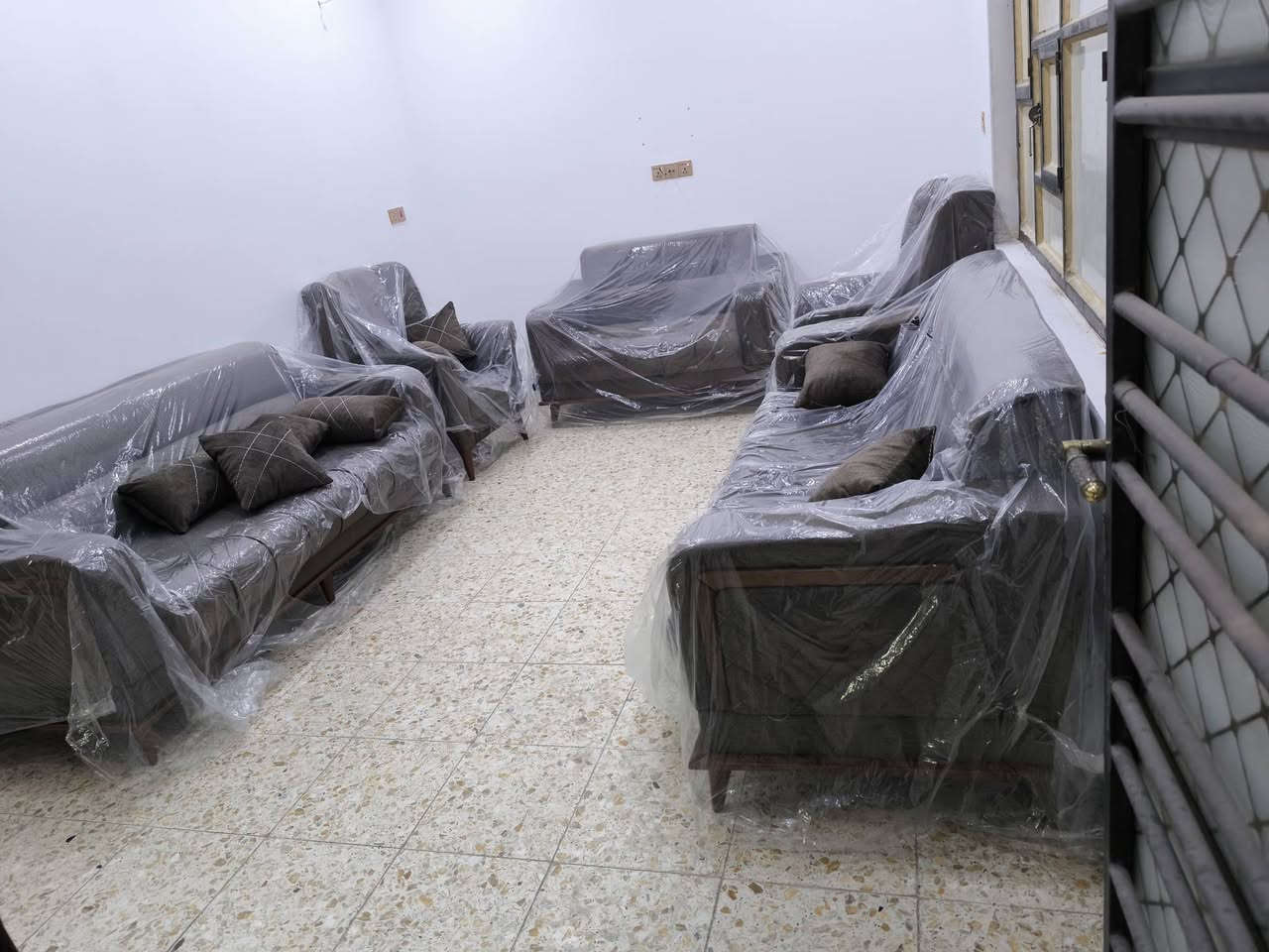 سلام عليكم تخم للبيع 10مقاعد  شغل ثكيل مو سوكي غير مستخد بعدة بنايلون مالة ماخذة ب800 وصل مالة موجود من معرض الدر بشعب سبب البيع اريد اشيل رايدة ب600 للاستفسار ***********
