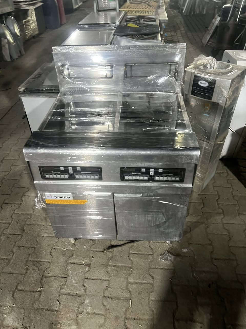 سلام عليكم 
مستعدون لتجهيز كافة المطاعم و الفنادق 
بيع و شراء جمع الأغراض المستخدمه
سيد مصطفى.        ( ***********)
