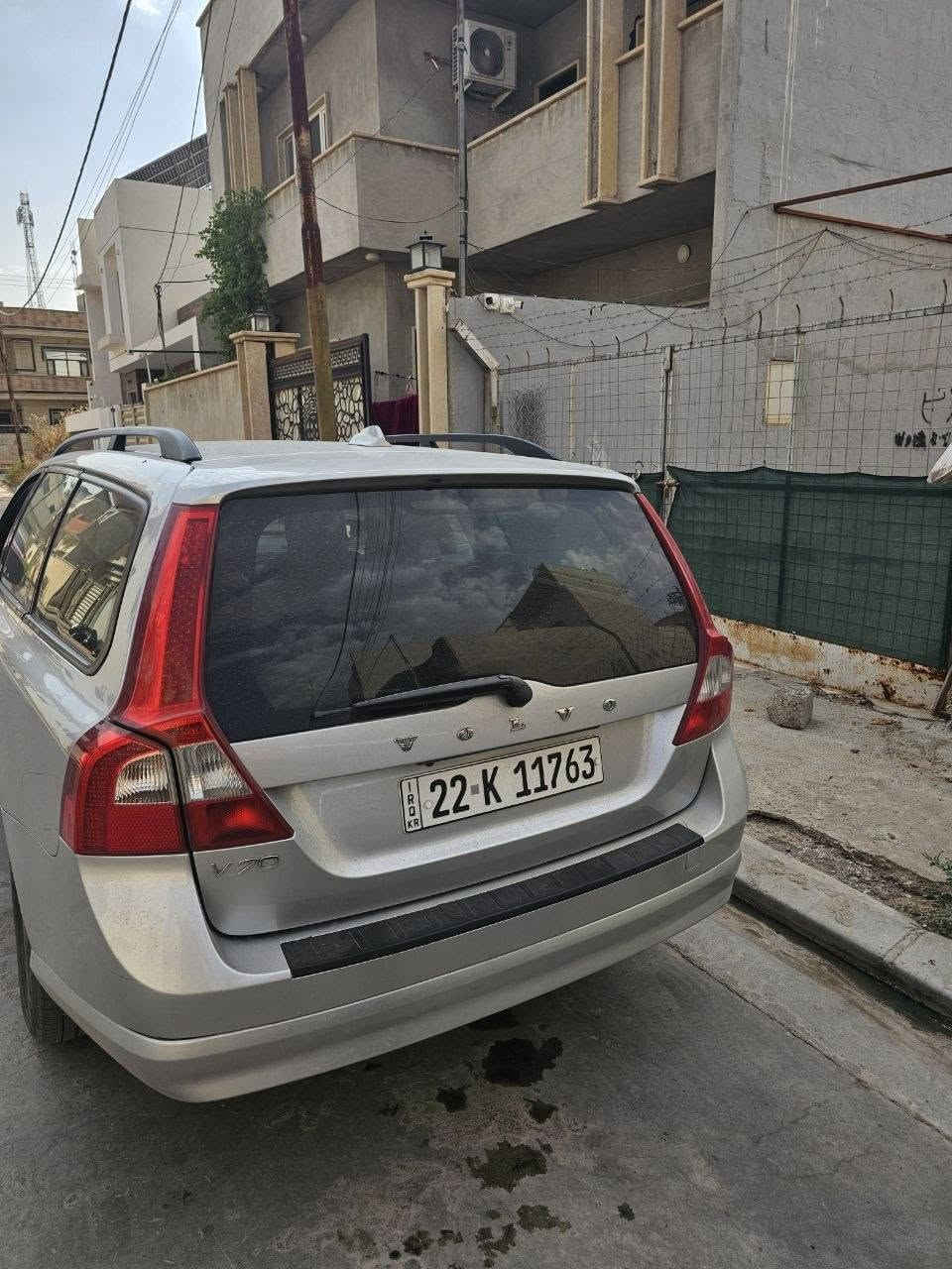 السلام عليكم  
 للبيع سيارة VOLVO  V70 
 محرك 5 سلندر 2500 تيربو  كير 7نمر 
السيارة ما ناقصة شي تبريد تدفئة كاملة رقم اربيل جديد وسنوية هزه جديدة مثل ما موضح بل صور 
السعر 90 وبيها مجال 
الاستفسار اكثر ***********
تايرات جدد(لاسا)
