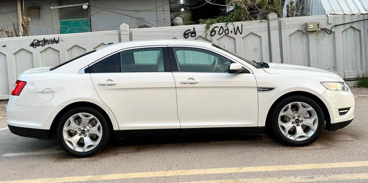 السلام عليكم اخوان. 
فورد تورس 2011 خليجي 
وكاله نيفا
كفاله 
رقم بغداد الجديد . باسمي تحويل مباشر . 
السياره كامله ولكمال لله بالعافيه ع الياخذها 
مكان السياره بغداد العامريه. 
السعر . ( 118 ) وبيها مجال بسيط
للاستفسار . ( *********** ) 
***********) بغداد, العراق
