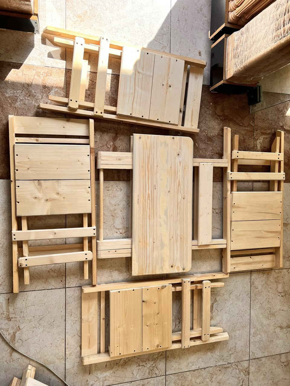 ميز سفري للسفرات والاماكن الصغيره 
خشب السوويد 
 للاتصال ***********
واتساب ***********
