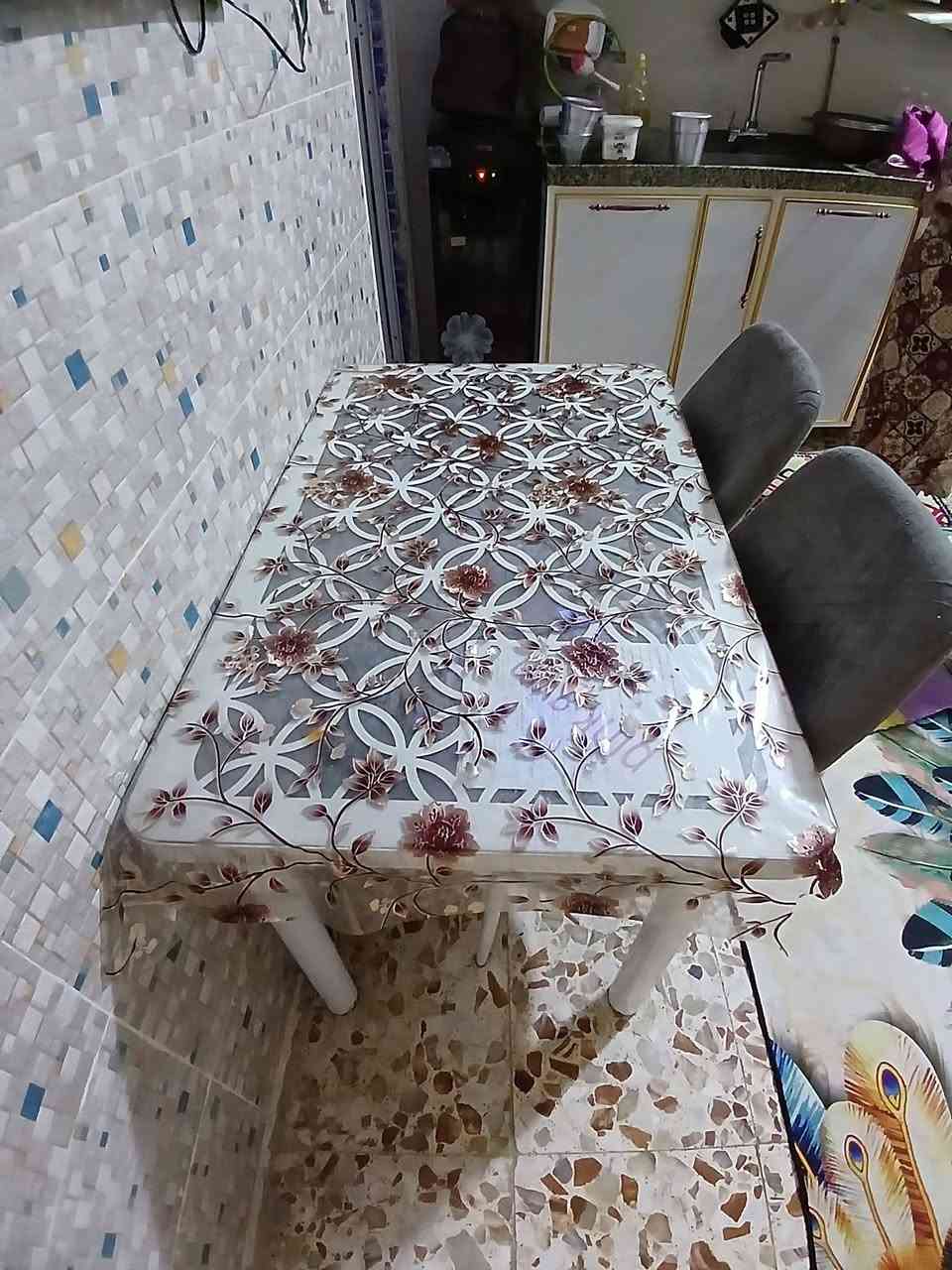 ميز طعام نظافة ٩٠ % اخو الجديد الاطار الخارجي كزاز 
اربع كراسي وياه نظيف ويخبل مال عائلة صغيرة 
 السعر ١٧٥ الف وبيه مجال بسيط... 
عنواني الكوت /الزهراء 
***********...موجود واتساب ...
