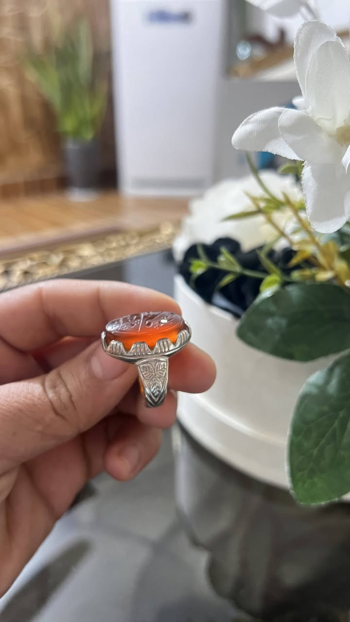 سلام وعليكم اخواني اليوم عدنة عقيق يماني درجة اولا منقوش نقش يد او صياغتة ثكيلة جدا للأستفسار اتصال علة هاذة الرقم ***********
