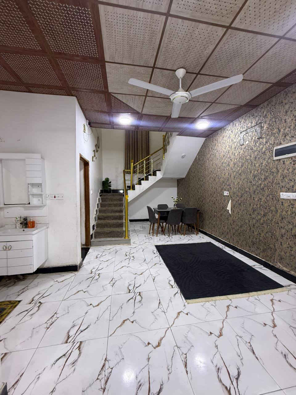 🏡 دار سكن للبيع – طابقين ✨

📐 المساحة 120 متر
🏗️ بناء شخصي درجة أولى
📍 البيت ركن على شارعين
🛣️ شارع 10 متر تبليط

يحتوي البيت على:
🪑 ديوانية
🛋️ صالة
🍴 مطبخ
🛏️ 5 غرف نوم
🚿 صحيات داخلية وخارجية

📄 نوع العقار:
طابو ملك صرف زراعي عراقي سند 25

⚡ جميع الخدمات متوفرة
✨ منطقة سكنية هادئة ومرتبة

📍 العنوان:
أبي الخصيب – أبو كوصره

💰 السعر 75 مليون

للاستفسار أكثر يرجى التواصل أو زيارة مكتبنه:
📞 ***********
📞 ***********

مكتب ساني للاستثمار العقاري 🤍
