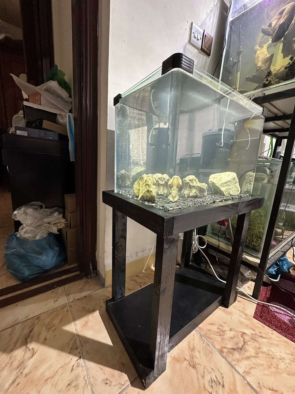 بە كاملی نرخی بۆتە  ٧٥ هەزار
حەوزی شەریكەی پێش قەوس كە مێزی تایبەتی خۆی بۆ دروست كراوە بە شێوەیەكی زۆر ڕاقی
لیدێكی سپی لەگەڵە
سەقفی شوشەی شەریكەی خۆی لەگەڵە
فلتەری ناو حەوزی لەگەڵەو هەمیش ئۆكسجینە
 بنی حەوزەكە بە بەردی هاڕاوی ڕەش ڕازاوەتەوە
٣ بەردی گەورەی  لەگەڵە وەك دیزاین
پشتی باگراوندی ڕەشی لێدراوە
قیاسی حەوزەكە درێژی ٥٠ سم بەرزی ٣٦ سم پانی ٣٢ سم
قیاسی بەرزی حەوزەكە بە مێزەكەوە ٩٢ سم 
___________
ئەوەی ویستی نامە بنێرێت لە واتس ئەپ یا ڤایبەر 
***********
گەیاندنمان تەنھا بۆ ناو سلێمانی ھەیە
