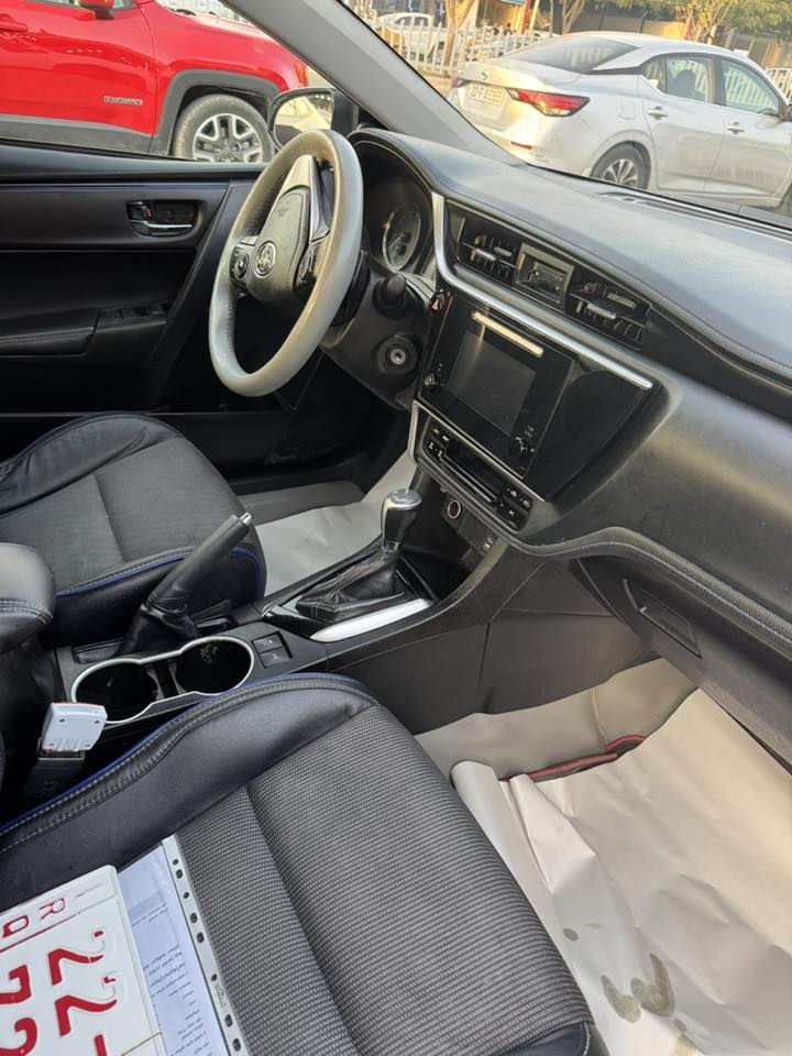 تويوتا كورولا موديل 2018 SE 
حادثها جمرلقين امامي 
بونيت بلدي بس فوق اليت من جهت السايق بيه شبر 
باب المامي السكن بي صبق 40 سنتيم 
سنويه 30 
بطاقه 
محرك كير شرط 
***********
