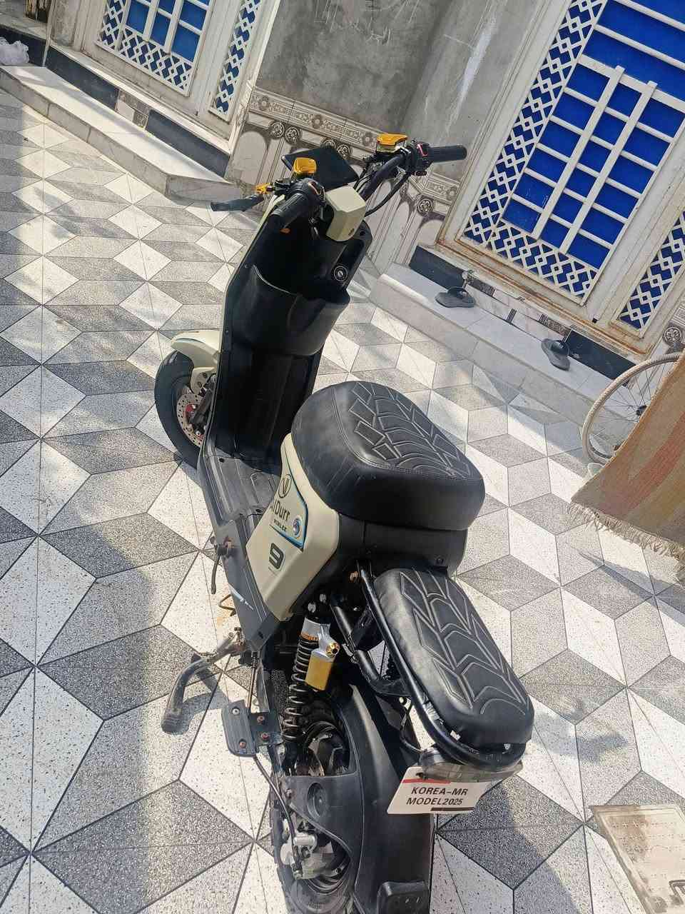 سلام عليكم دراجه شحن R9شركه وللي موديل 2025 بطاريه عملاقه 32شركه ولي شاحنه دراجه اصليه موجوده +دسكات رياضي يعني انسه شي عطل خارجي استخدامها قليل سعر400وبيها مجال لشراي تواصل***********واتساب كل الهله بيكم
