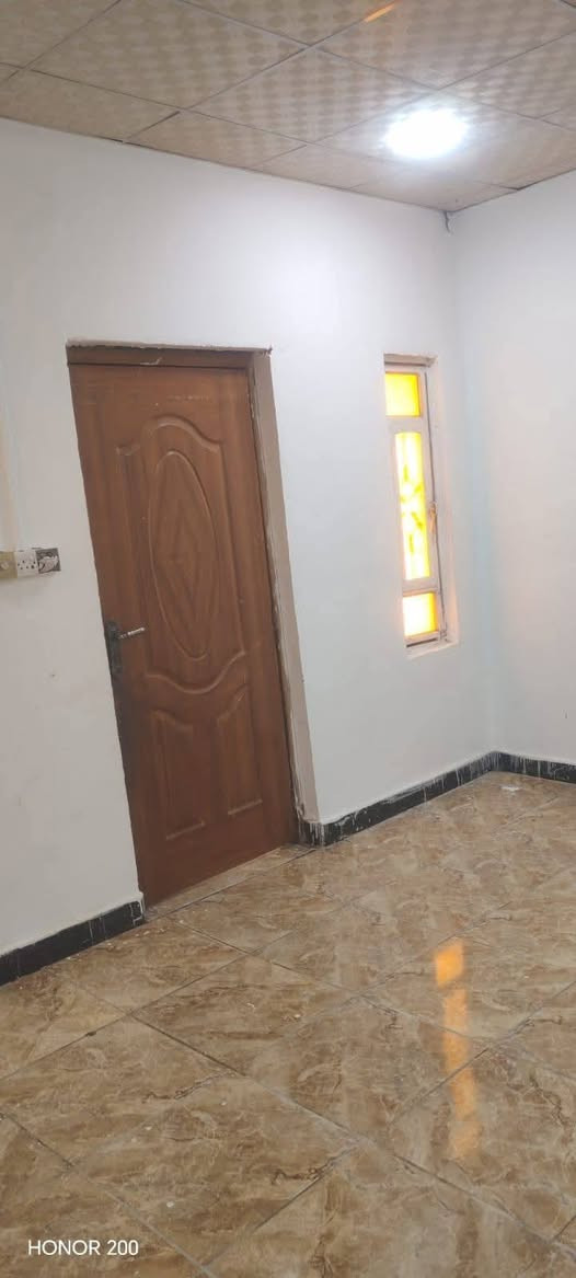 بيت للايجار السعر 300بي مجال ابي الخصيب شارع الوسطي غرفه النوم ودوانيه وكراج ومطبخ وحمام سراميك سقف ثانوي مجاري ماي كهرباء مدارس سوك كل الخدمات يمك  ***********
