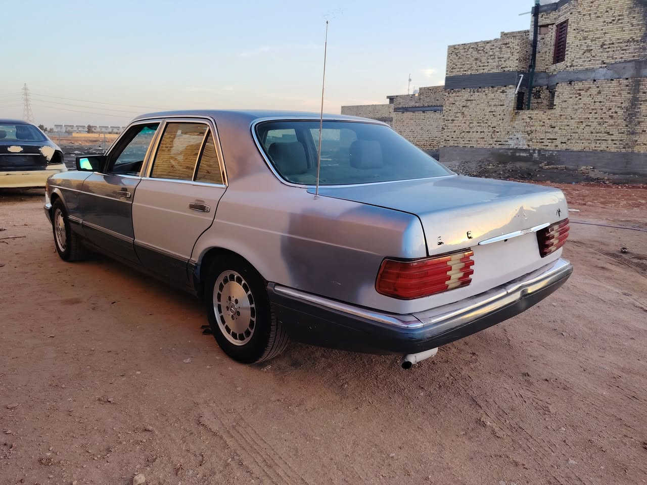 السلام عليكم للبيع مارسدس سياره بلاد بدون ضربه بس نقص الصبغ مثل ما واضح بل صور  محرك وكير راس الثور حاويه رقم بغداد كهربائيات شغاله تخم تاير ويل كب حاويه ستوني شاده حداديه جديده غرفتهه جديده  السعر ب 39 وبيهة مجال العنوان الديوانية رقم التلفون ***********
