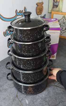 30,000 🔴 توصيل 5000 ، بغداد 3000

طقم قدور مينا فاخر 5 قطع بغطاء زجاجي – تصميم مرقّط مقاوم للحرارة

الاستخدامات

طهي الأرز، الشوربات، اليخنات، والمعكرونة.

تحضير وجبات يومية للعائلة بأحجام مختلفة حسب الحاجة.

مناسب للطبخ البطيء والطهي المتوازن.

مثالي للاستخدام المنزلي اليومي أو تجهيز السفرة.

المميزات

مصنوع من معدن مطلي بالمينا عالي الجودة مقاوم للحرارة.

توزيع متساوٍ للحرارة يساعد على نضج الطعام بشكل أفضل.

تصميم مرقّط أنيق يضيف لمسة فخامة للمطبخ.

أغطية زجاجية شفافة لمتابعة الطهي دون فتح الغطاء.

مقابض جانبية قوية وآمنة للحمل.

سهل التنظيف ولا يحتفظ بالروائح.

مناسب لمعظم أنواع المواقد (غاز – كهرباء).

المقاسات الفنية:

الكبيرة: قطر 24 سم × ارتفاع 11 سم

الأصغر من الكبيرة: قطر 22.5 سم × ارتفاع 10 سم

الوسط: قطر 20 سم × ارتفاع 9 سم

الأصغر من الوسط: قطر 16 سم × ارتفاع 8 سم

الصغيرة: قطر 18 سم × ارتفاع 8 سم

محتويات الصندوق

5 قدور بأحجام مختلفة.

5 أغطية زجاجية مطابقة.

تغليف كرتوني منظم للحماية.

قياس الكارتون:

24 × 24 × 28 سم

الملاحظات

يُفضل استخدام أدوات خشبية أو سيليكون للحفاظ على طبقة المينا.

لا يُعرّض للصدمة الحرارية المباشرة.

يُغسل يدويًا لإطالة عمر المنتج. النجف, العراق


**إذا كنت صاحب هذا الإعلان وتريد حذفه لأي سبب، رجاءا أرسل رسالة إلى الدعم الفني**