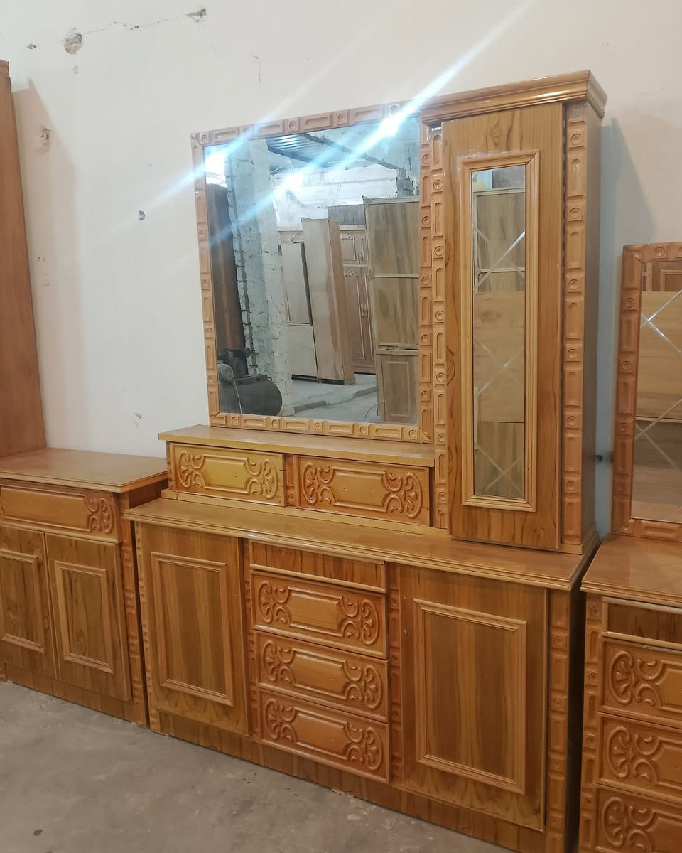 غرفة نوم جديدة (زيرو) غير مستخدمة أبداً للبيع المستعجل لأسباب خاصة وبسعر لقطة! 🛏️✨الغرفة كاملة وجاهزة وما تحتاج أي مصاريف.خشب ممتاز، متانة عالية، ومظهر فخم جداً يناسب العرسان.السعر المطلوب: [1300] وبيه مجال صغير للشراي الجاد.المكان: الموصل.📍 الصور المرفقة توضح نظافة وتفاصيل الغرفة بالكامل. للمهتمين، يرجى التواصل عبر رسائل الصفحة.*********** واتساب
