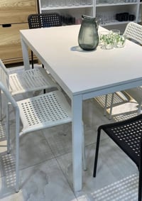 طاولة ايكيا • قابلة للتكبير • ٣ كراسي