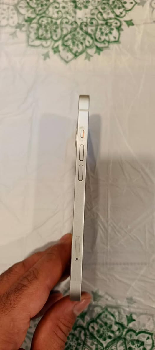 السلام عليكم 
#ايفون 13 كامرتين العادي لون الابيض المميز ذاكرة 256 ودبل 2 سيم كارت بطارية ‎%‎91 شحنه يخبل الجهاز نظافة ‎%‎90 نموذج m امريكي وياه كارتون وكيبل شحن الجهاز كفاله من الفتح سعر الجهاز 450 الف للأتصال بالرقم التالي ***********
