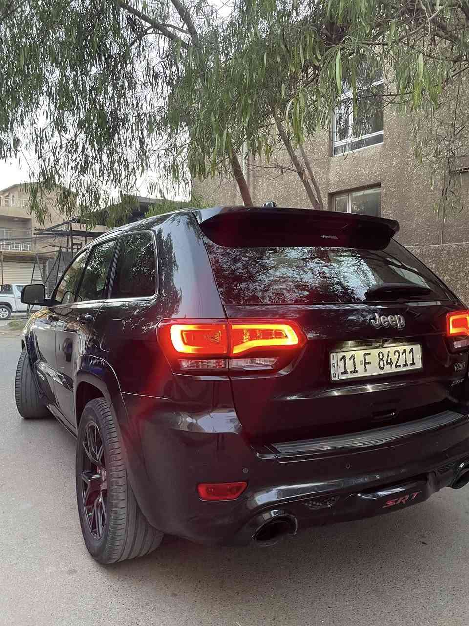 السلام عليكم
جيب شيروكي للبيع  
سنة الصنع :2014
حجم المحرك : ٨ سلندر5700 
المستورد :خليجيه  
حالة السيارة : كلين تايتل بلعراق بيها بنيد وكعت عليه بلوكه وصبغته  
بدون ايرباك  بدون دواخل
المواصفات : 
رادار امامي 
فتحة سقف بانوراما 
مقاعد كنتارا + جلد 
مقاعد هيتر + تبريد + خزن 
ستيرن هيتر 
كاميرا خلفية 
حساسات امامية + خلفية 
اضائات امامية و خلفية LED 
سماعات من نوع Harmon/Kardon 
٥ وضعيات قيادة 
ويل قياس ٢٠ انج 
بريكات Brembo 
خزن ميموري 
دمام صندوك 
صندوق كهرباء 
مري قلاب مع بك وشفط 
رقم بغداد هزه وسنويه جديد مكان سياره حي تونس 
السعر : 180 وبيها مجال 
للتواصل ***********
