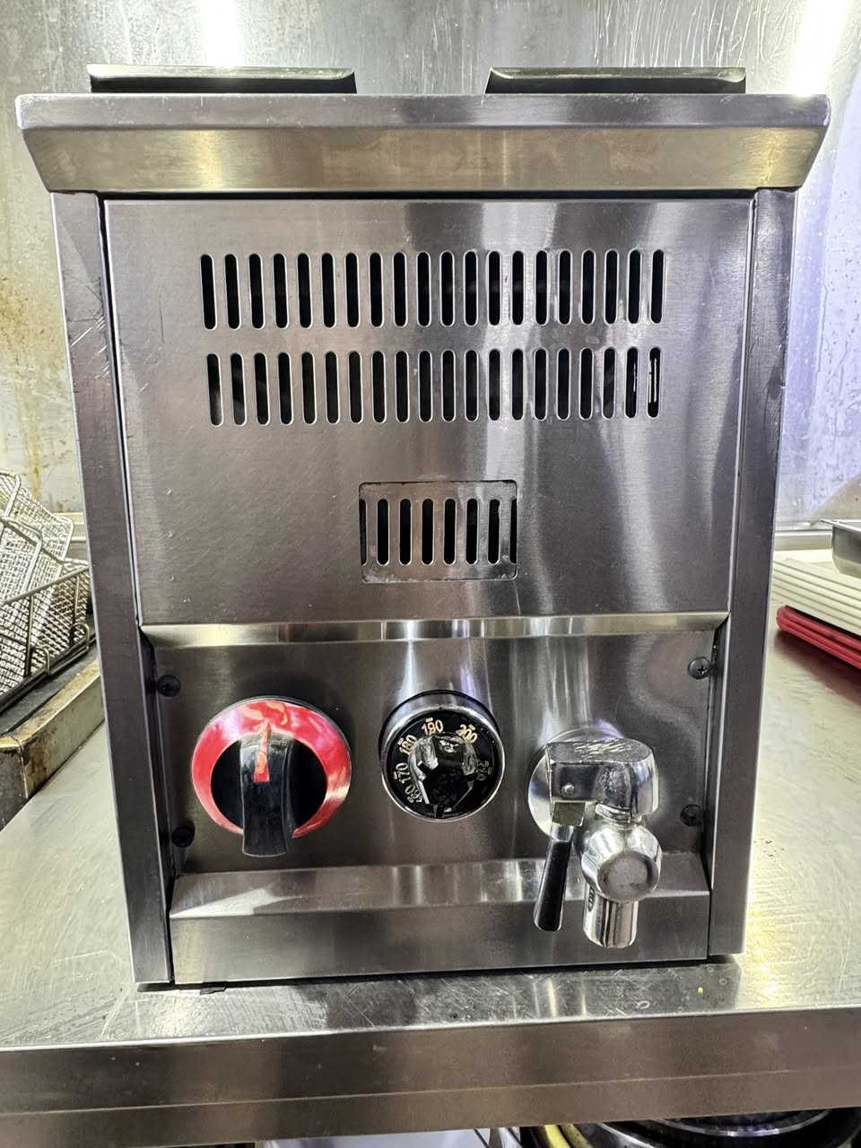 العنوان بغداد الحريه الثالثه قرب جامع المشاهده
السلام عليكم اخوان قلايه فنكر  تركي باب اول درجه اولى  الاستفسار على الرقم التالي 
***********
