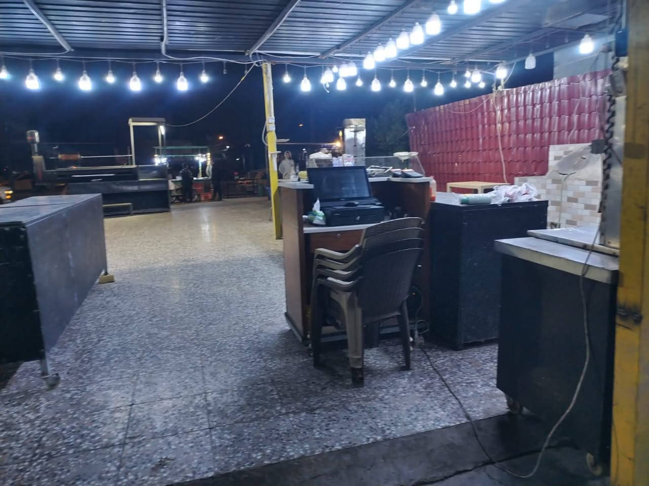 مطعم كامل متكامل لبيع لعدم التفرغ
المطعم شغال وخير من الله كامل من كلشي كلشي ماتشتري بس مسواك وتباشر المطعم حالين مفتح وخير من الله تجي تشوف بعينك المطعم كلشي يشتغل وغراض بي مال ٣ مطاعم غراض خير من الله 
العنوان بغداد العامرية شارع البصرة 
*********** واتساب موجود بي
