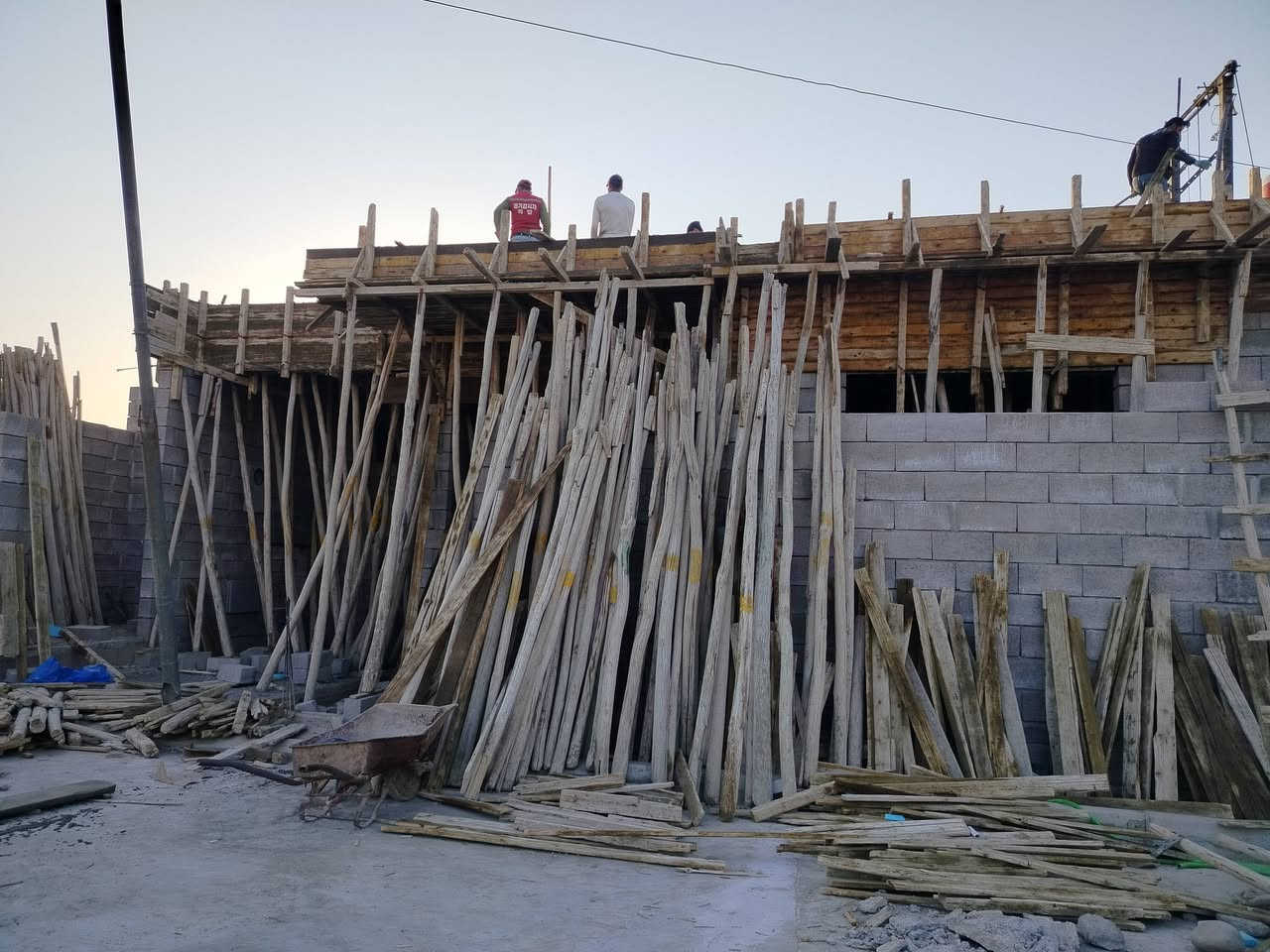 🏗️ مستمرون بالإنجاز.. صبة سقف جديدة بهمة الأبطال! 🏗️
بفضل الله تعالى، باشرت كوادرنا اليوم بأعمال صب سقف أحد المنازل التي نتشرف بتنفيذها، والعمل مستمر على قدم وساق منذ ساعات الصباح الأولى! 💪
👷‍♂️ أبطال الصبة في الميدان:
جهود استثنائية من عمالنا الأبطال في موقع العمل وعمل متواصل على "الخباطة". نحن نحرص على استخدام أفضل المواد (سمنت بادوش) والخلط المباشر والدقيق لضمان تجانس الخرسانة بأعلى المعايير، لنضمن لكم متانة وقوة لا تُضاهى وسقفاً آمناً يعيش لسنين طويلة.
📍 موقع العمل: الموصل - حي القدس (تقطيع المقبرة).
✨ مكتب الوليد للمقاولات.. أساس متين، وبناء يبيض الوجه!
خطوة بخطوة، نبني أحلامكم بأيادٍ أمينة وخبرة موثوقة. هل تخطط لبناء منزلك أو مشروعك القادم؟ نحن هنا لتحويل المخططات إلى واقع!
📞 للاستفسار وتفاصيل العمل، تواصلوا معنا عبر:
رسائل الصفحة 📩
أو الاتصال على الرقم: [*********** و *********** ]
#مكتب_الوليد_للمقاولات #مقاولات_عامة #صبة_سقف #بناء_منازل #الموصل #حي_القدس #تقطيع_المقبرة #خباطة #عمال_بناء #إعمار_الموصل #سمنت_بادوش #تنفيذ_مشاريع
