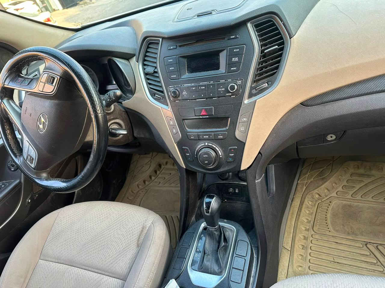 SANTAFE MODEL2016 V6
فقط:125$
ماشي تقريبن 160,000KM
ضرر:بابين سكن ببلادي مبدلة 
جاملغين خلفي مصبوغة 
لل الاستفسار *********** أربيل, العراق
