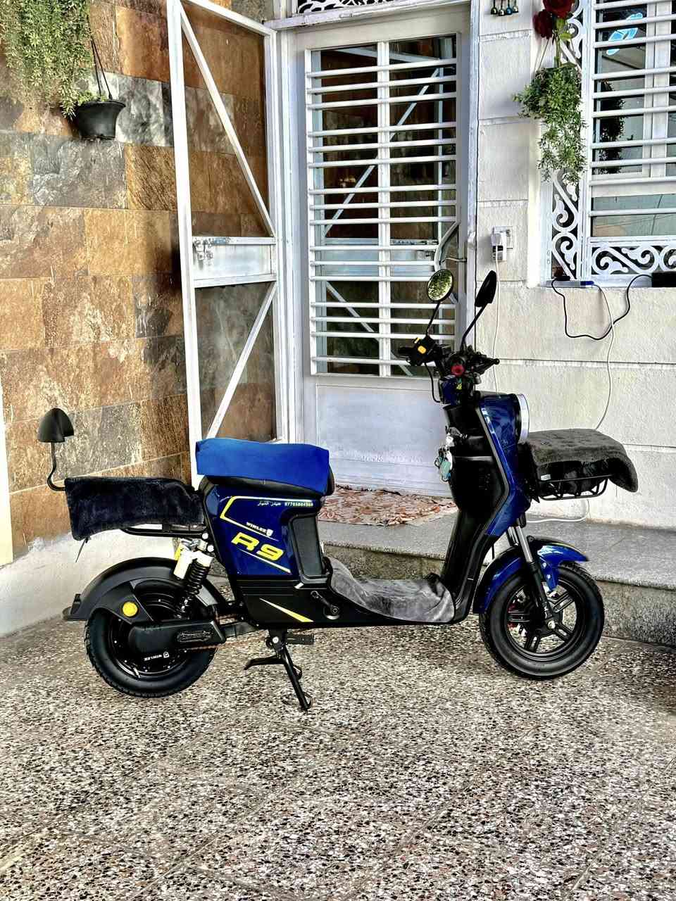 السلام عليكم دراجه من نوع R9 لون حبري ملف 1200 W بطاريات صغير ابو الولد 5 2025 الدراجه بيها ملاحظات بسيطه جدا  سرعه 109 حقيقي 70 وملحقاته كامله وياها هديه للشراي السعر 460 وبي مجال للتواصل الرقم *********** بي واتساب
