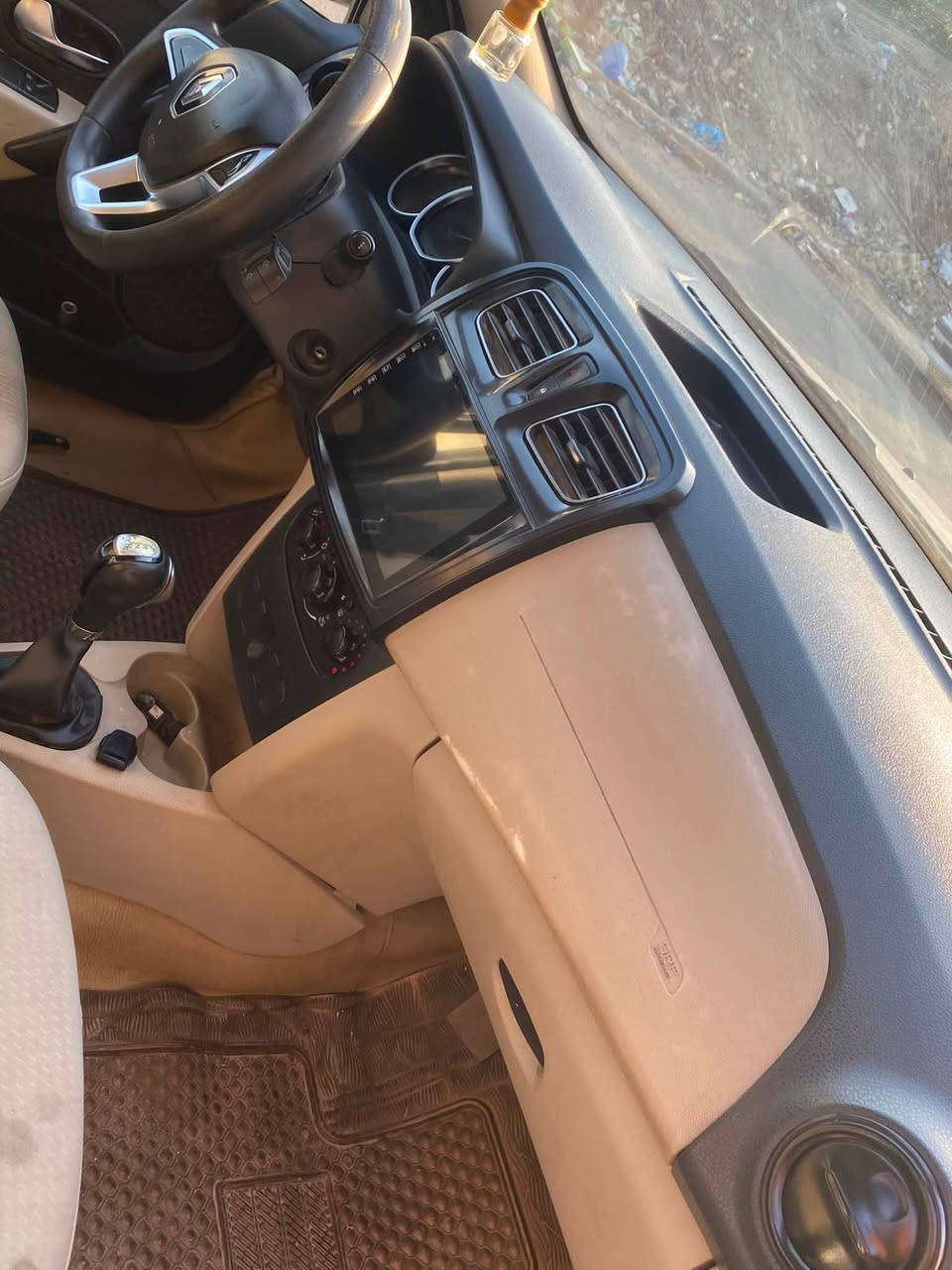 السلام عليكم
للبيع رينو سمبل موديل 2019 لون سلفر مكينه وكير مكفولات والسياره خير من الله 
بيهةً صبغ والسونار مرفق مع الصور 
رقم انكليزي 
السعر 55 
مكاني بغداد البلديات 
الاتصال
***********
