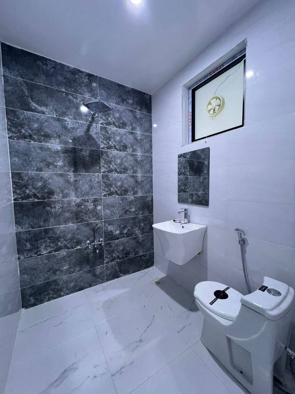 بيت موثث للبيع مجمع لاوان ستي
مساحة 200م
يتكون البيت من4غرف نوم 
للاستفسار والاتصال ع الارقام 
***********واتس
***********
