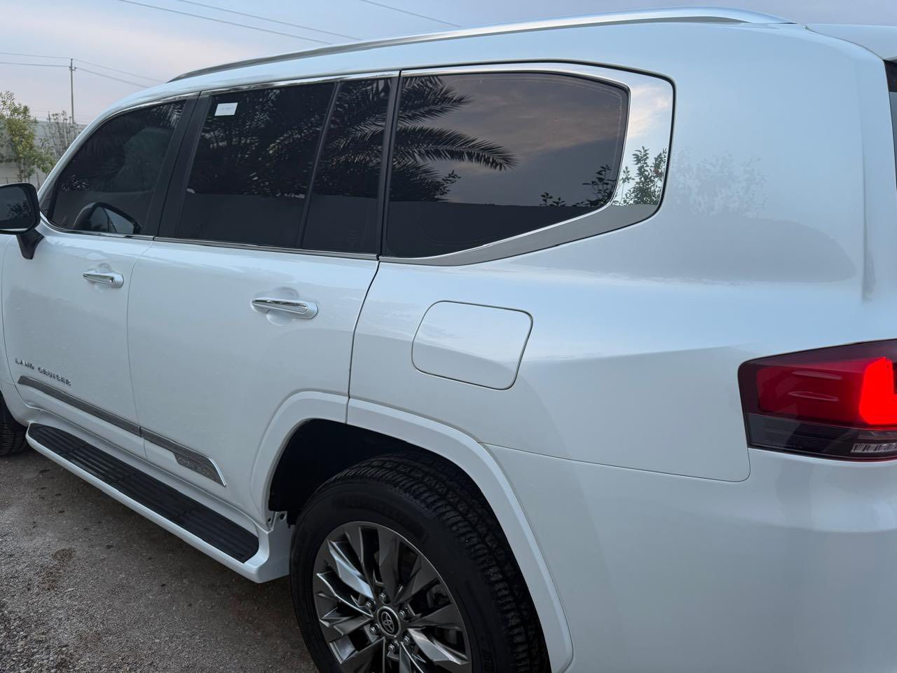 السلام عليكم 
للبيع لاندكروز 2023 vxr ساز ام الضمان   
تون تيربو داخل احمر ثلاثه شاشات 
داتا شو كبير 
ابواب شفط 4 ابواب 
فول مواصفات واحد علئ واحد
السياره مكفوله كفاله عامه  من الشخط
السياره بحاله الوكاله 
مغلفه ppf
رقم سلمانيه 
تبريد كشنات امامي خلفي 
كشنات كهرباء 
سعرها 780$ 
رقم صاحب السياره ***********
