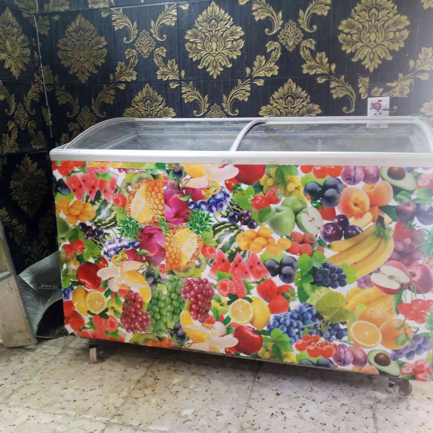 تعزيلة محل عارضة بطحية كبيرة نظيفة شرط الفحص 
وميز كاشير نظيف 
المكان الامين الثانية
***********  بي وات
